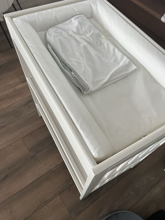 Trocador Gulliver da Ikea com colchão e duas capas