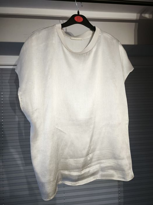 Biała bluzka bez rękawów