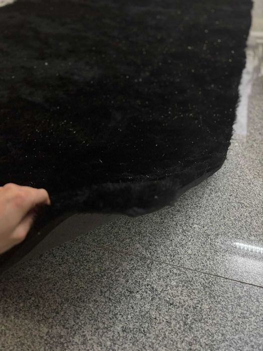 Carpete Preta e detalhes cinza