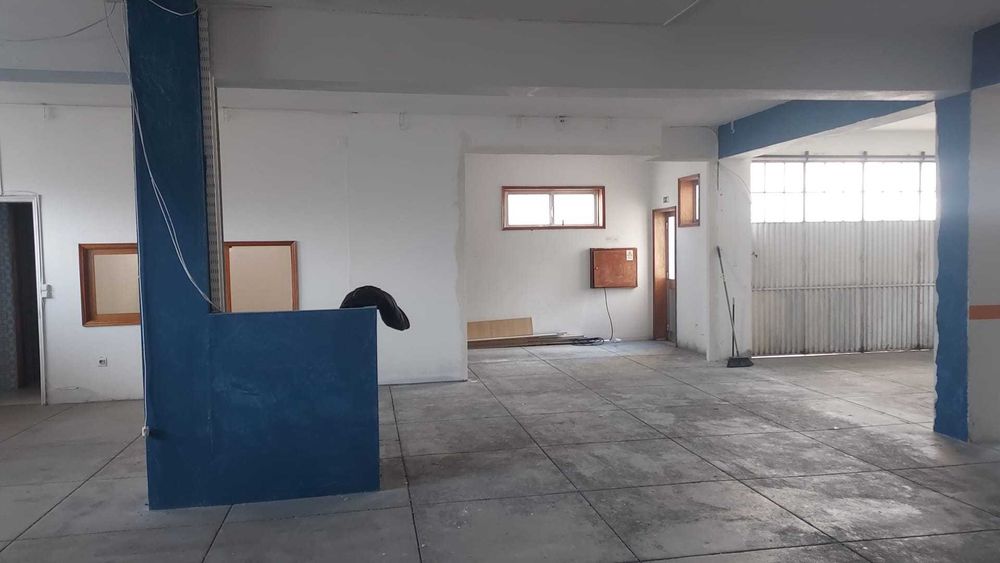 Arrenda Armazém com escritório e casa de banho completa