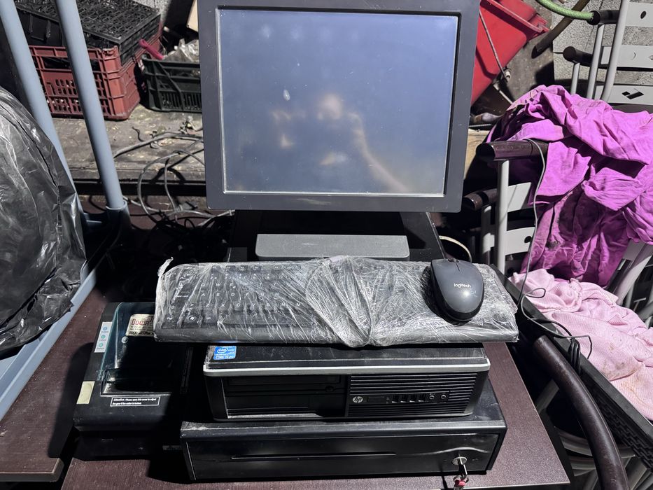 Conjunto de Computador com ecra tatil para negocio
