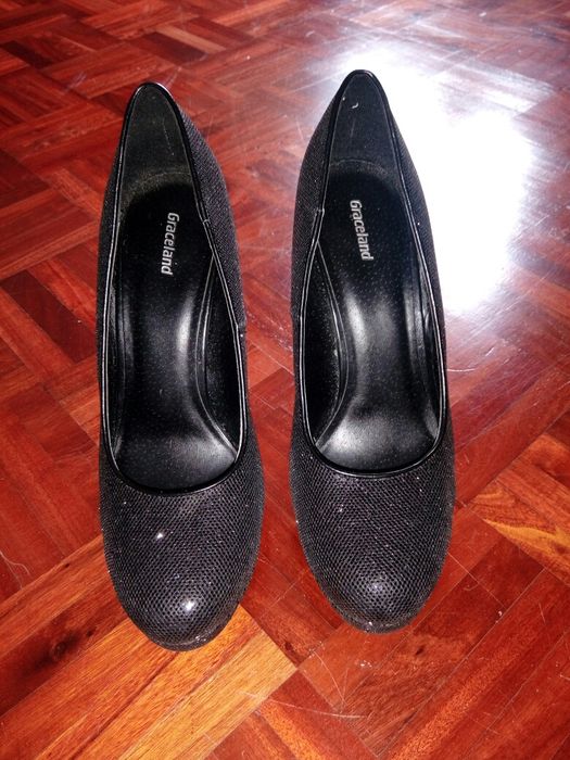 Sapatos salto e pochete gala