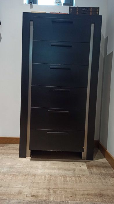 Cama de casal, mesa de cabeceira e camiseiro