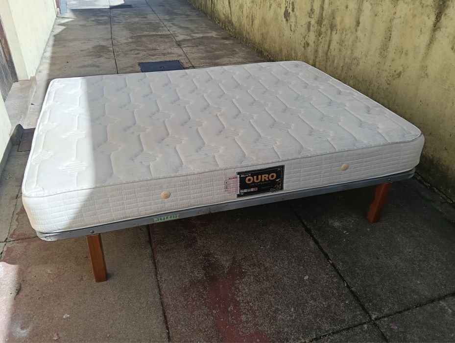 Cama (sommier) 195x150 c/ colchao
