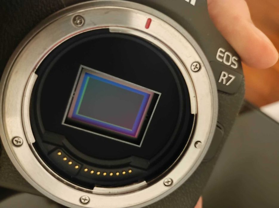 Canon EOS r7  SAMO BODY