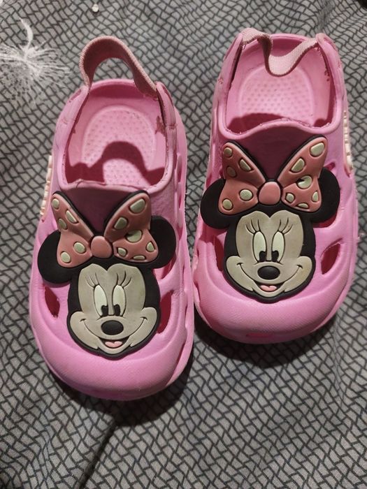 Босоножки, кроксы, сандалии на девочку