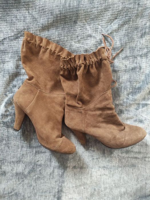 Brązowe botki zamszowe Stradivarius wiązane u góry