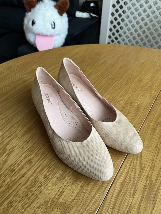 Złote skórzane czółenak zadrapne