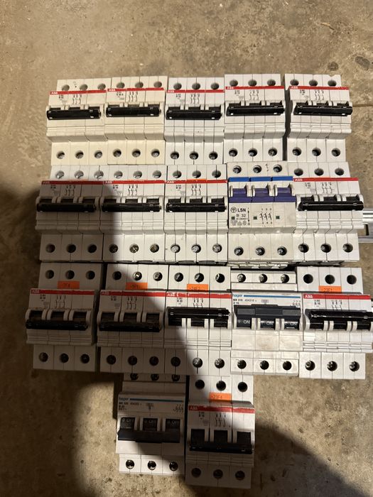 Автоматичні вимикачі (пакетники) 3 фазні