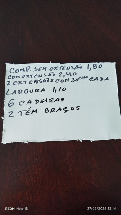 Mesa de sala de jantar com cadeiras