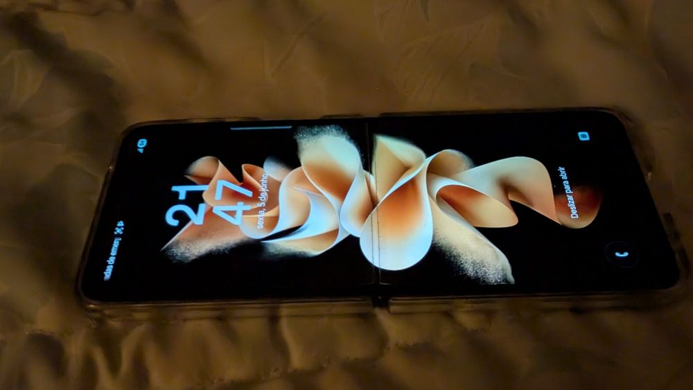 Vendo telemóvel marca Samsung Zflip 3 5G está como novo negócio em mão na minha ária de residência