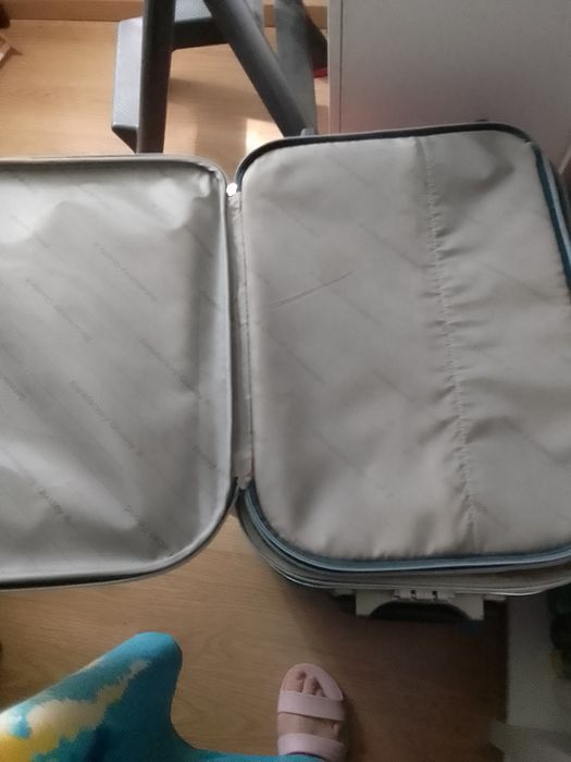 Mala de viagem de grande capacidade com dois rodados em muito bom estado