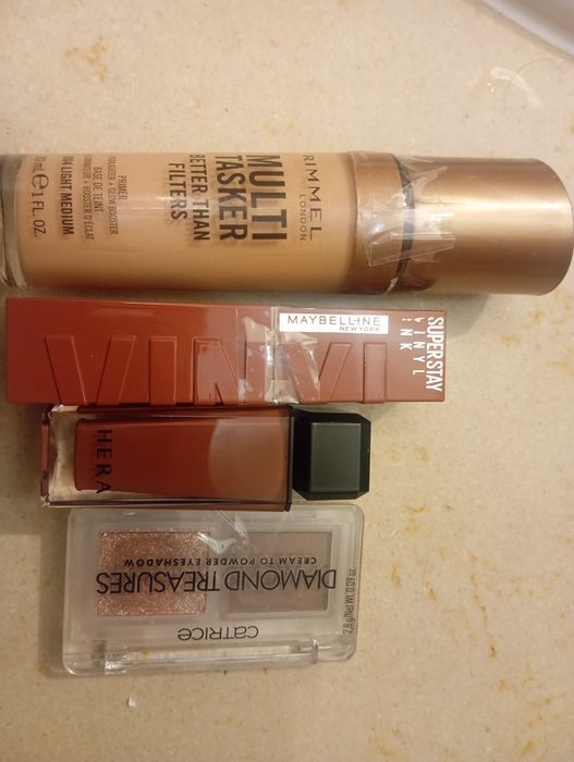 Zestaw kosmetyków widoczny na zdjęciach