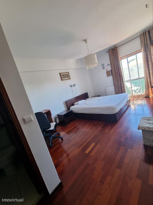 Quarto - localizado em Carcavelos Lisbon