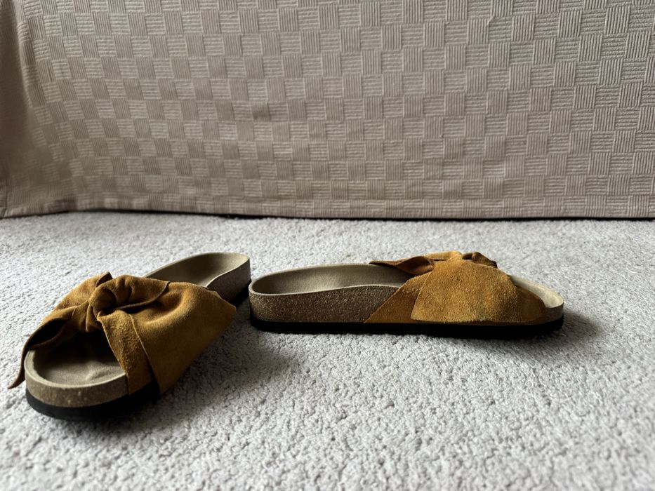 Замшеві жіночі шльопанці з великим бантом (Oysho)