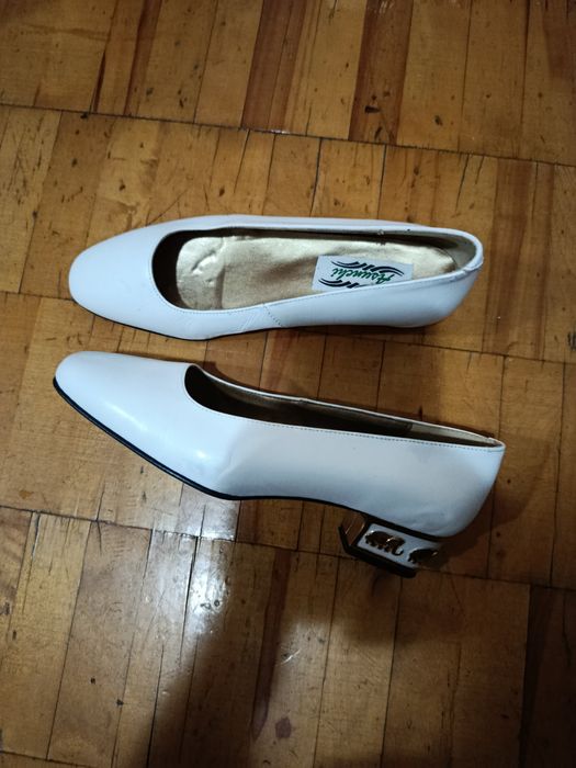 Нові білі туфлі.