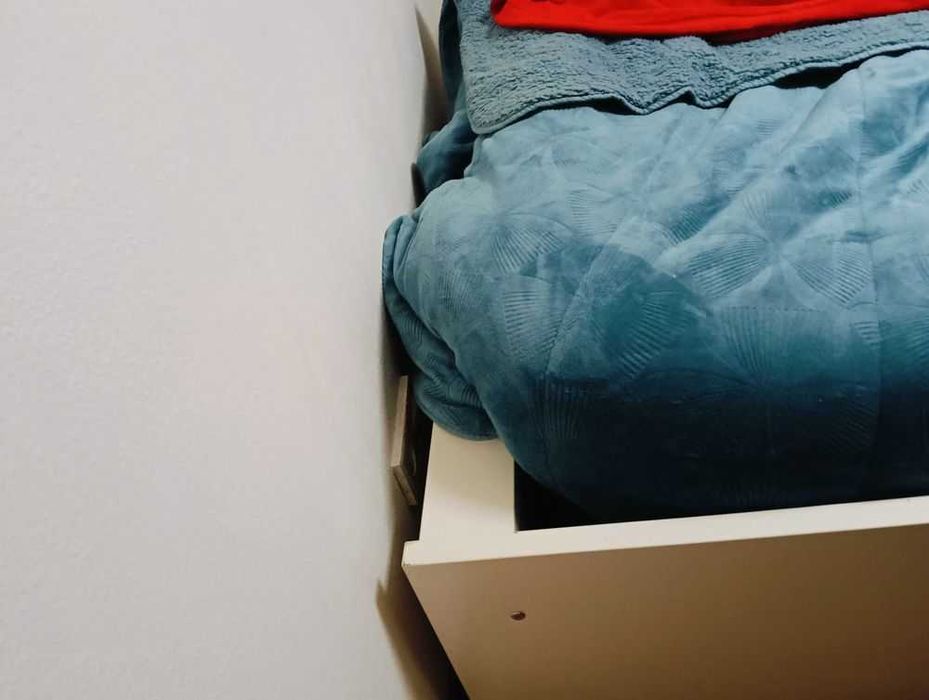 Cama de casal em estado satisfatório