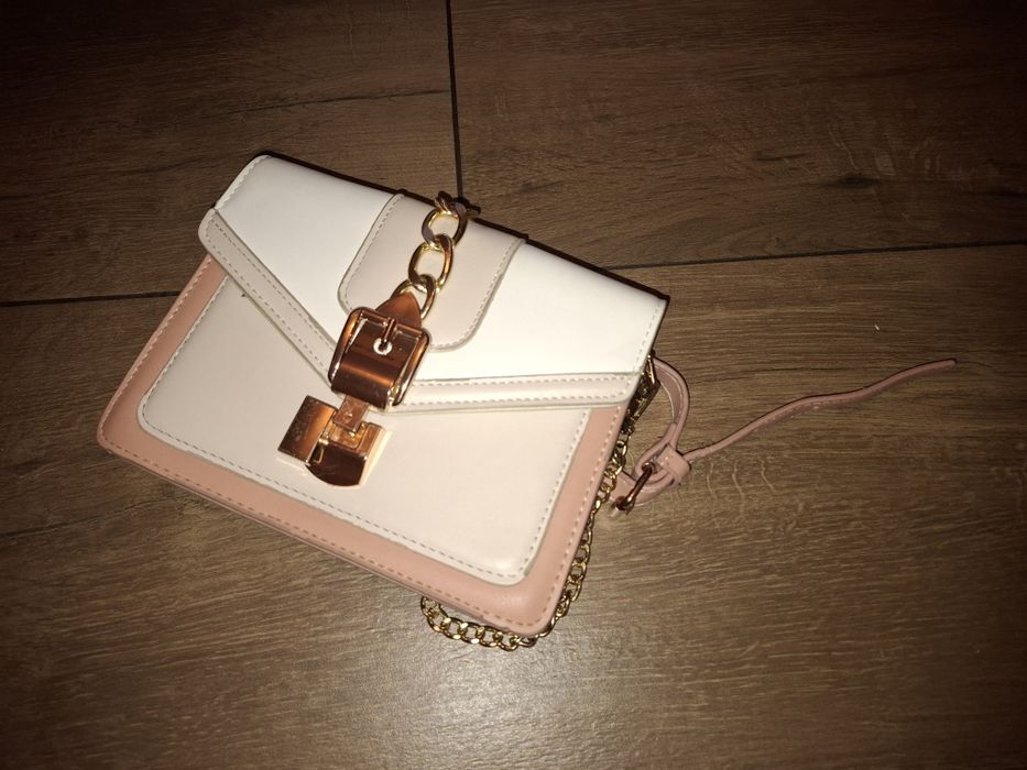 Torebka na ramię z łańcuszkiem.