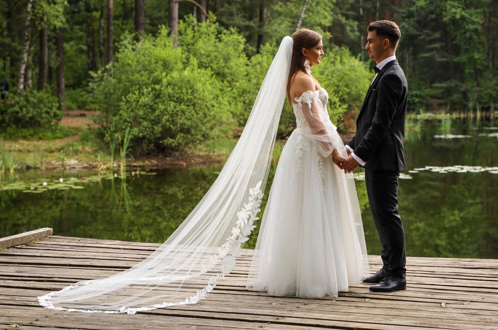Suknia ślubna w romantycznym stylu z dodatkami
