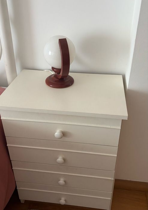 Cama de ferro com colchao + 2 mesas de cabeceira