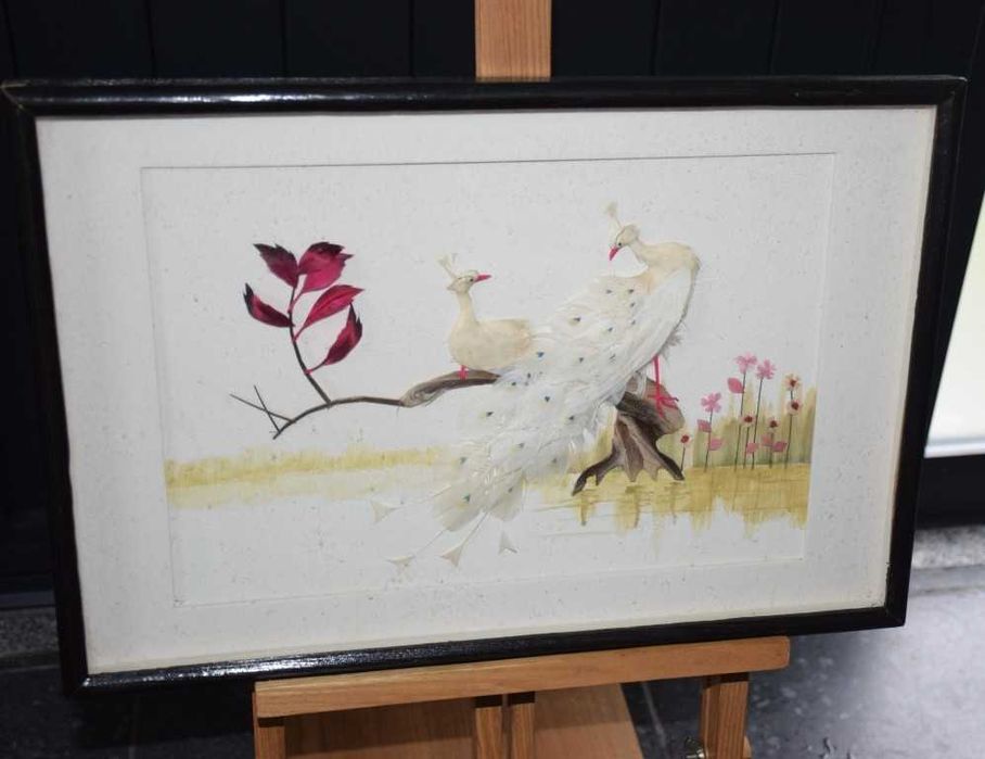 Quadro artesanal muito antigo, feito com penas verdadeiras de aves e algumas plantas secas – aves em alto relevo