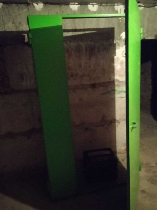 Вхідні двері залізні двері.