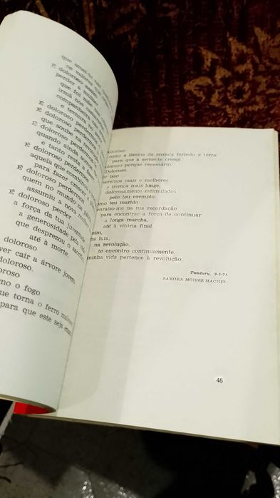 As Armas estão acesas nas nossas Mãos 1976