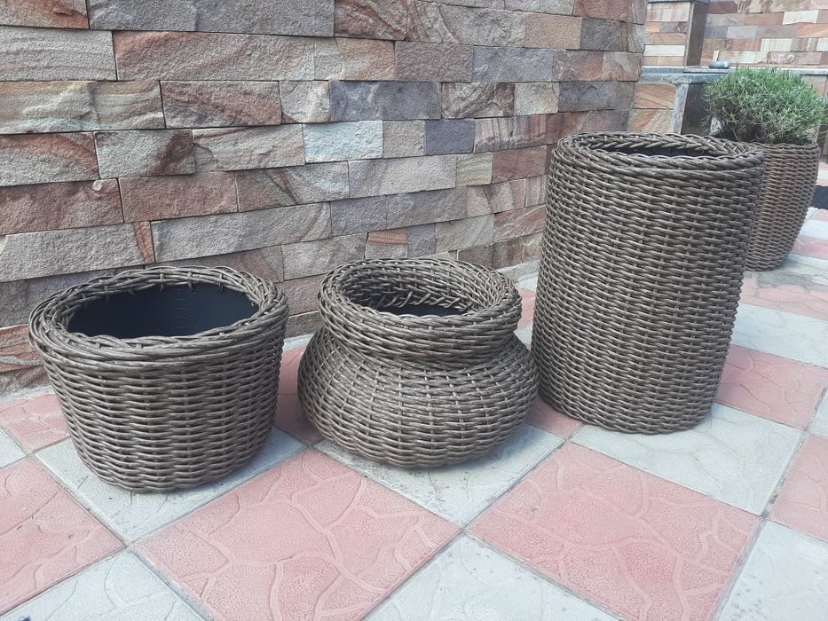 Кашпо из ротанга.