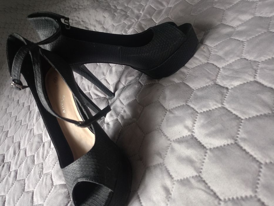 Sprzedam buty na obcasie