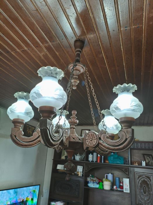 Lustre antigo em madeira entalhada
