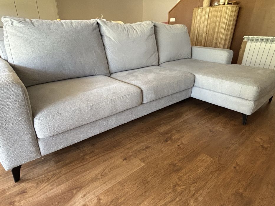 Sofá grande cinzento com chaise longue