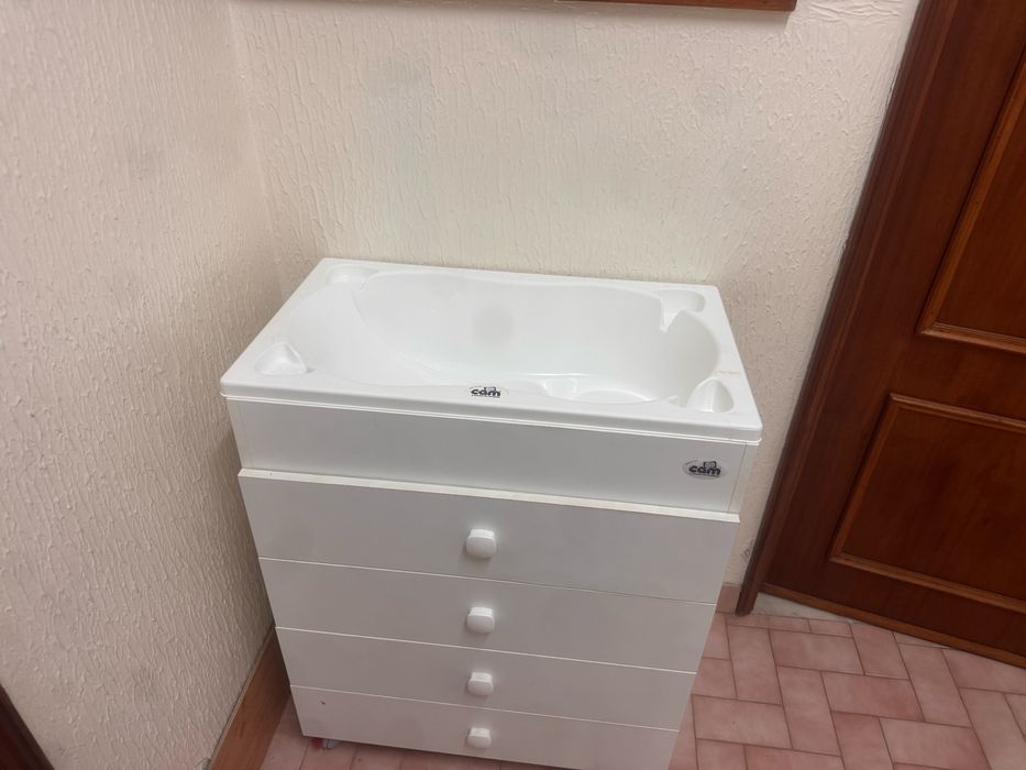 Movel com banheira de bebé