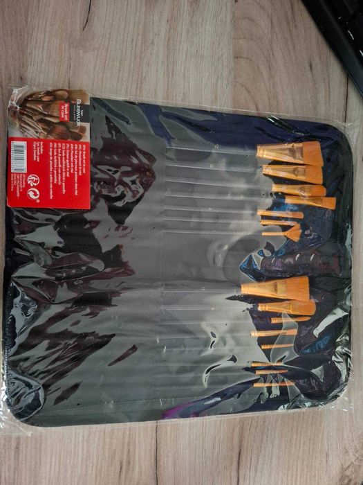 Zestaw 15 pędzli do malowania w pokrowcu