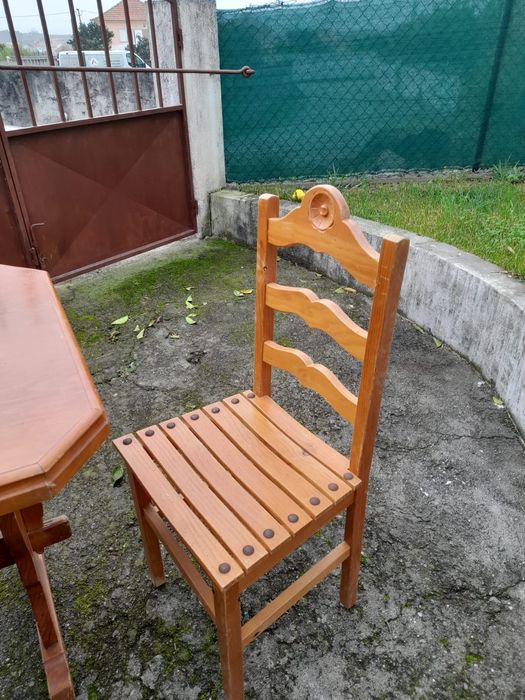 Mesa de madeira mais 4 cadeiras