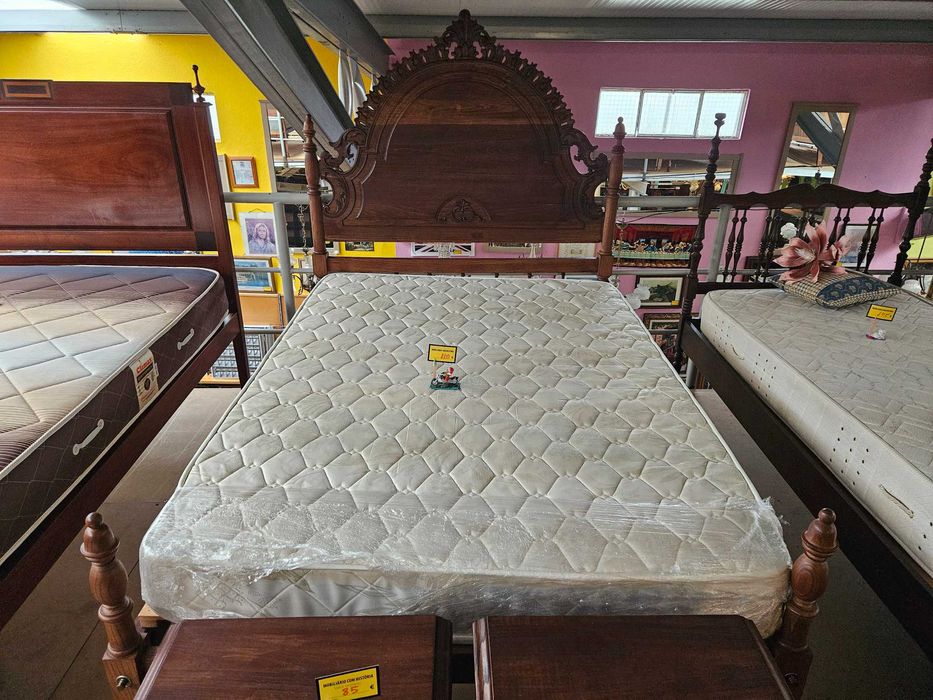 Cama em madeira maciça com estrado e colchão - Muito