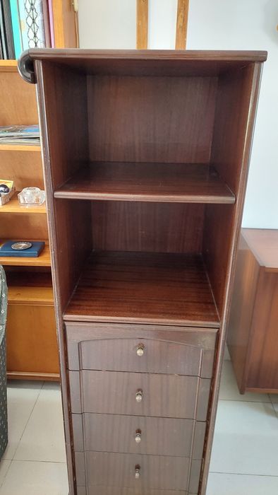 Estante com gavetas