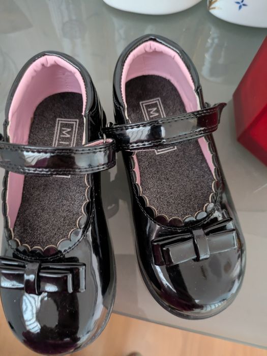 Sapato preto de menina