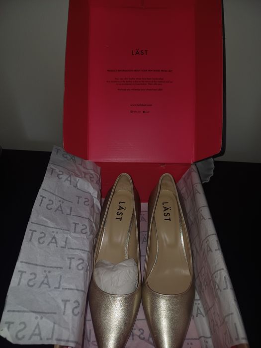 Scarpins dourados de bico fino marca dinamarquesa LÄST sapatos mulher