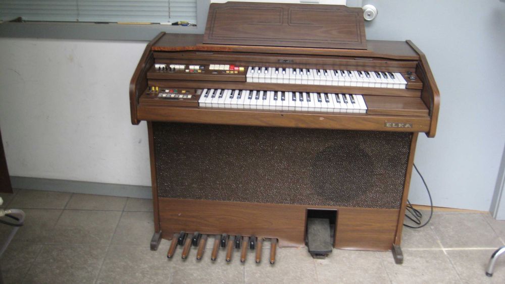 Órgão musical em bom estado geral de conservação a funcionar.