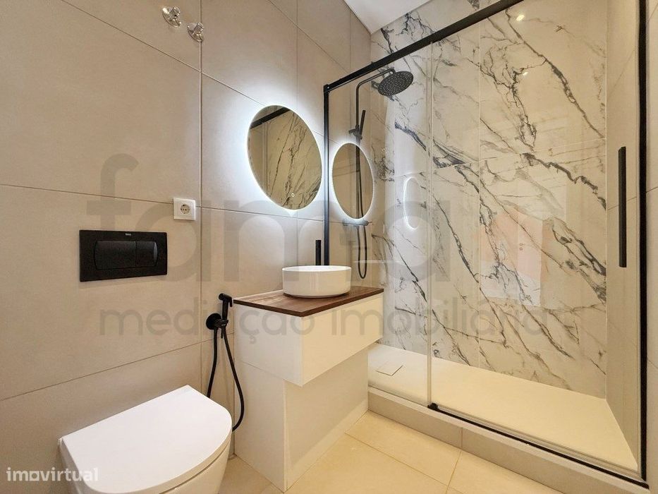 Apartamento T3 Remodelado com quintal, 2 Suítes e Closet na Av. Alm...