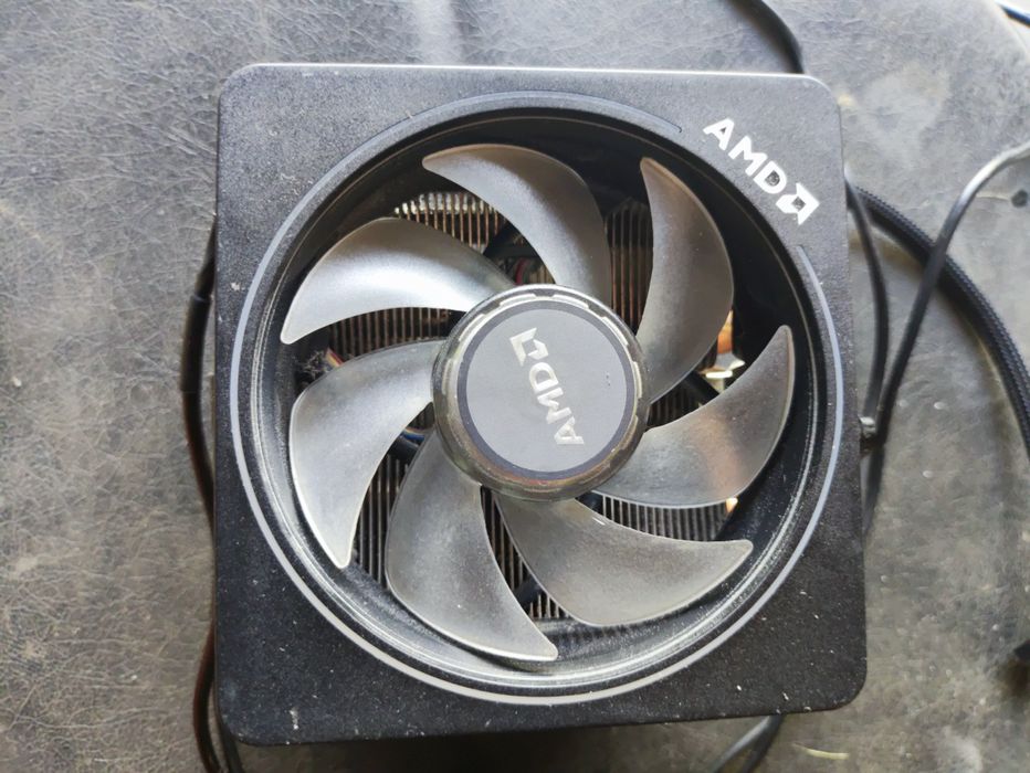 Кулер для процессора AMD Wraith Prism (проблемный вентилятор)