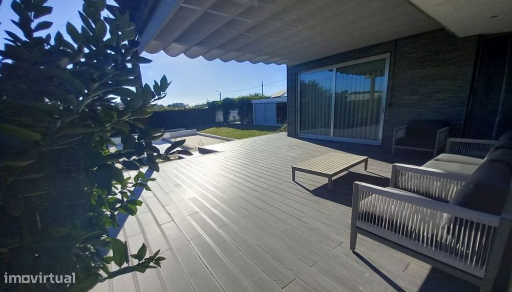 Venda de Moradia V4 individual com piscina e jardim, em Cristelo, Barc