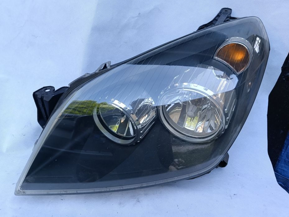 Opel Astra H lampa przednia lewa Hella