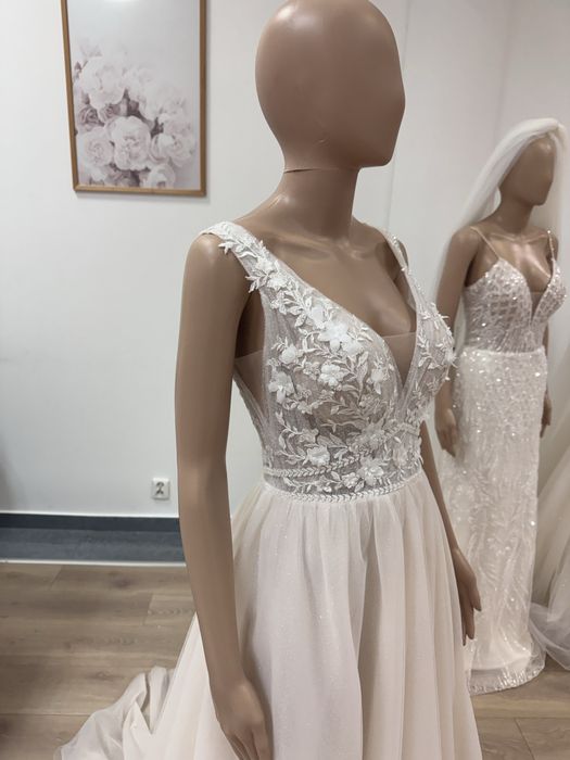 Nowa suknia ślubna błyszcząca z koronką i rękawkami na ramiączkach 38