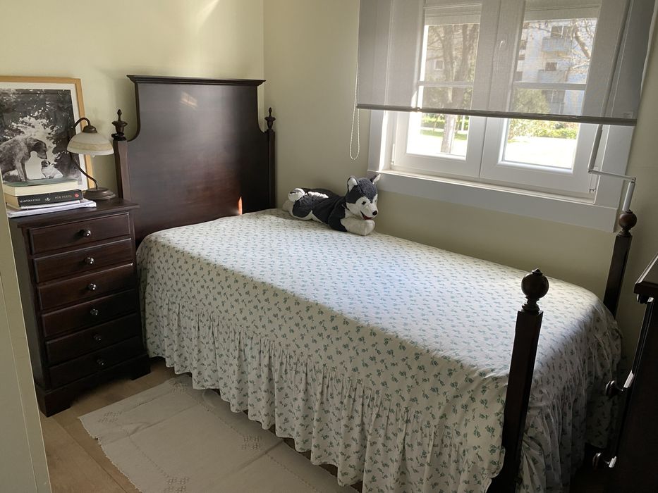Cama de solteiro e mesinha de cabeceira estilo D.Maria, lindissima