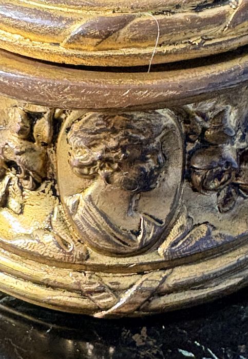 Fantástico antigo tinteiro francés Império dourado com base em mármore
