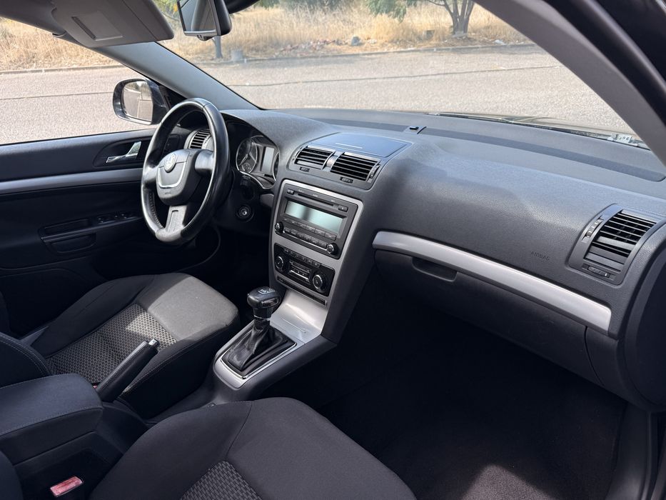 Skoda Octavia 1.6 TDI DSG (2010) – Caixa Automática | Teto de Abrir