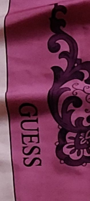 Chusta Guess rozmiar 130/130.kolor różu fiksji i fioletu