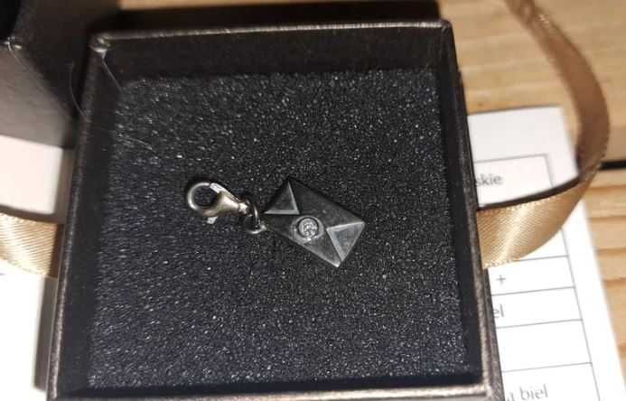 W. kruk zawieszka charms srebrny. Koperta. Brylant. Certyfikat Nowy