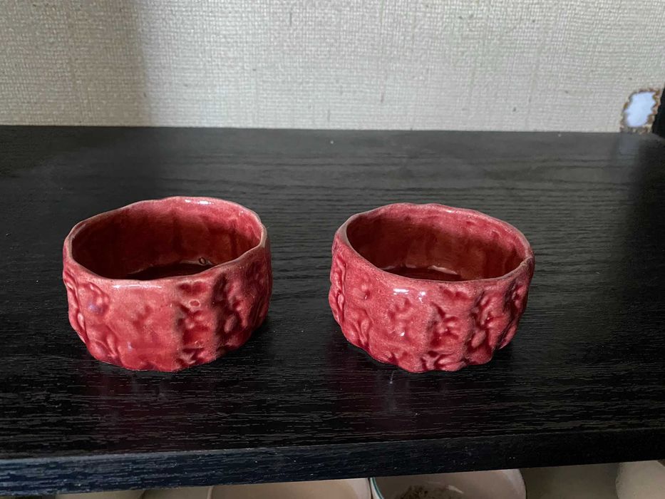 2 small red cups with relief patterns441772611270748160